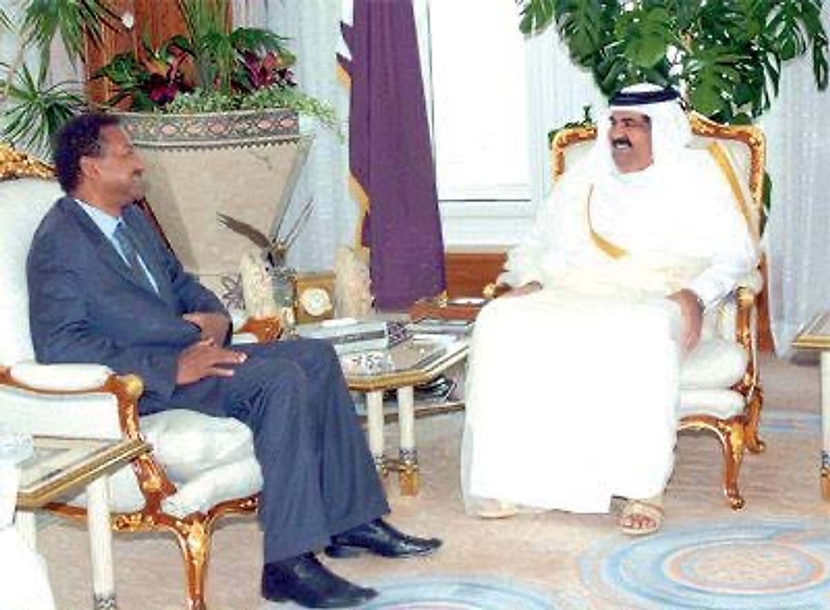 لقاء ثنائي بين الأمير الوالد الشيخ حمد بن خليفة آل ثاني ود. مصطفى عثمان إسماعيل في الديوان الأميري بالدوحة.